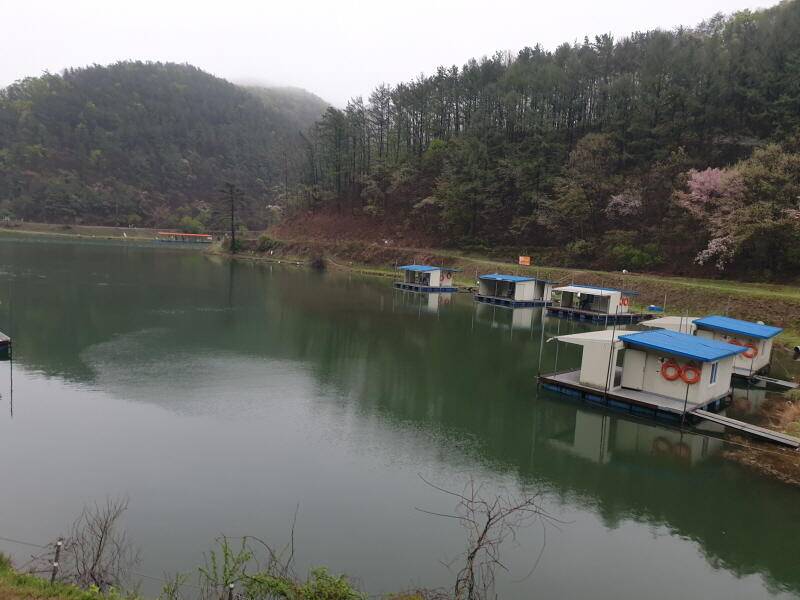 산 속 호수 명곡지 입니다 (유료터정보 - 유료터점주조황)