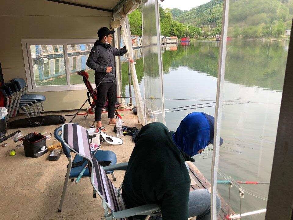 양평 수곡 낚시터 붕어 활성도가 좀더 좋아지는거 같네요 오늘도 붕어방류 합니다 (유료터정보 - 유료터점주조황)