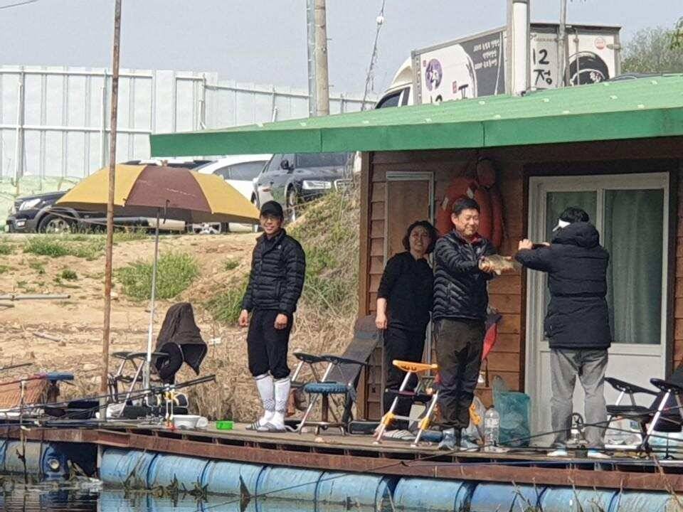 연휴 고삼지 양촌좌대 멋진사짜붕어의 자태입니다 (유료터정보 - 유료터점주조황)