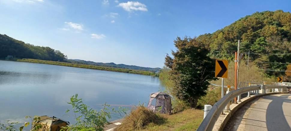 어우실지 나오면 월척에 때깔좋은어우실 입니다 오염이없는 저수지 오늘도부어방류 많은조사님이오셨네요 (유료터정보 - 유료터점주조황)