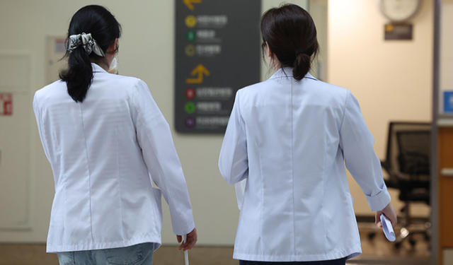 월급 반토막인데도 자리 없어요…이력서 들고 헤매는 사직 전공의 (커뮤니티 - 자유게시판)