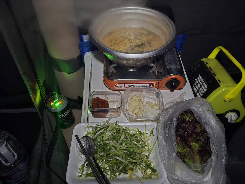 비바람을 뚫고 나온 4짜붕어 (조황조행기 - 화보조행기)
