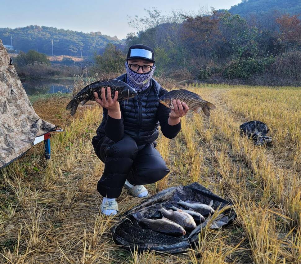 오랜 기대림 끝에 만난 월척붕어 (조황조행기 - 화보조행기)