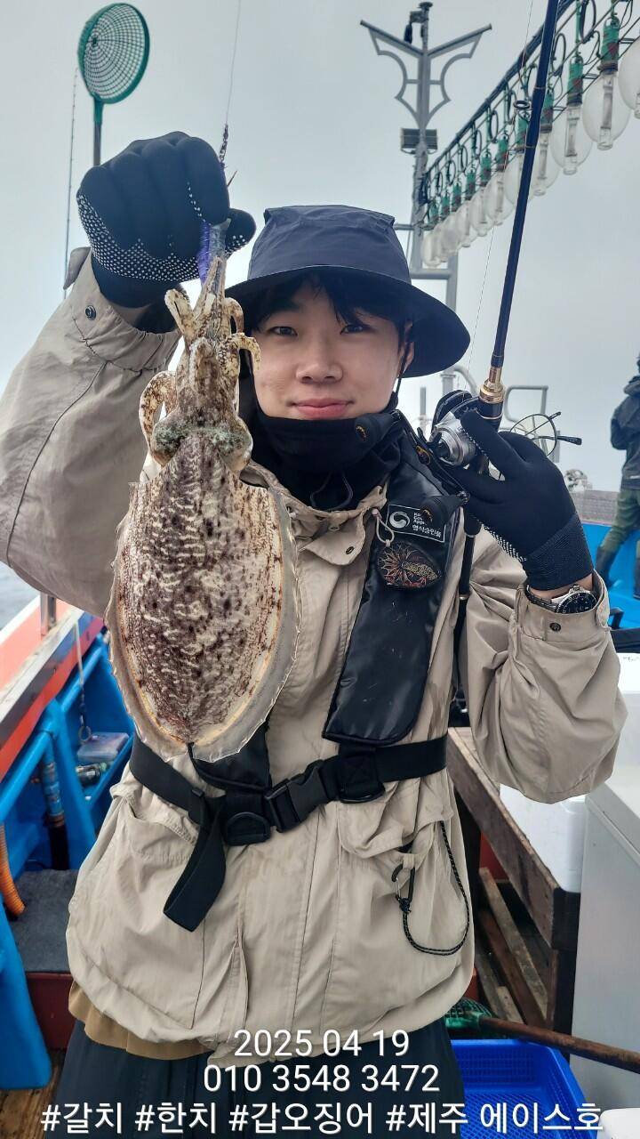 제주에이스호4월19일심해갑오징어조황입니다010 35483472010 3860 3472977톤22인승16석운영 (조황조행기 - 낚시점조황)