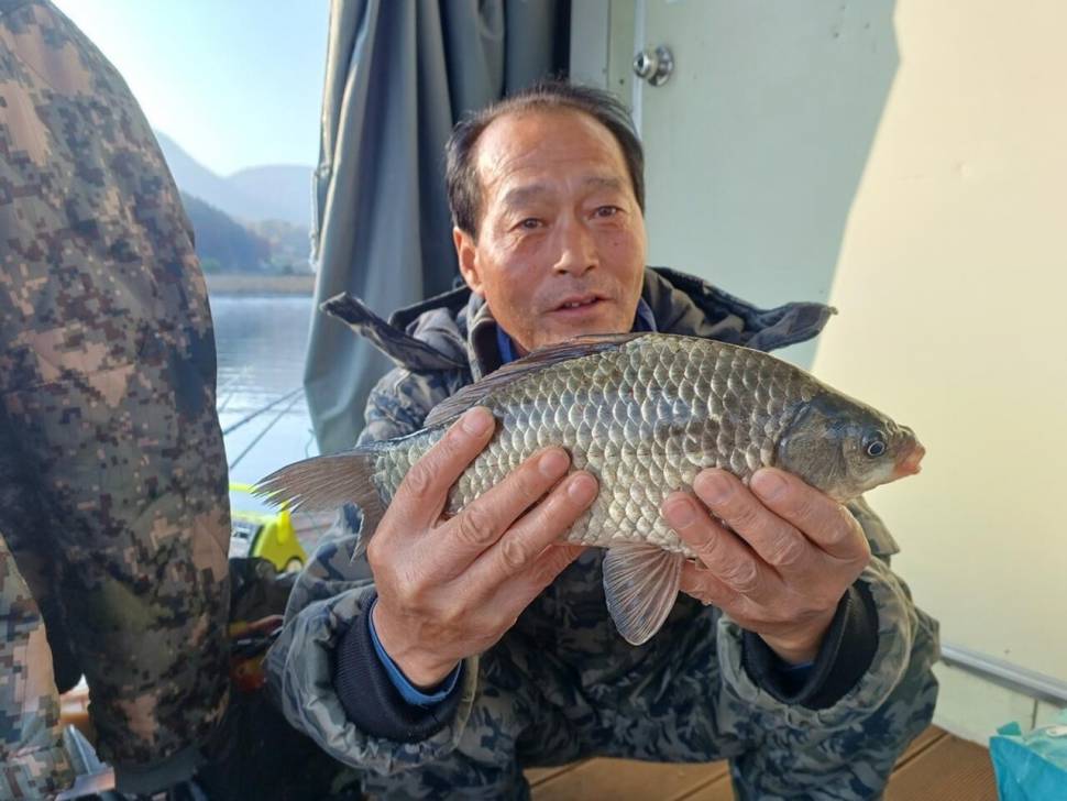 수위변동 없이 충주호제일낚시 허리급월척준척마리수 (조황조행기 - 낚시점조황)