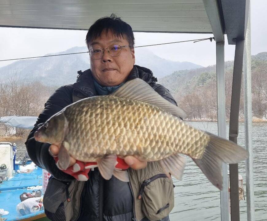 솔낚시터 크리스마스 사짜 등장이요 (조황조행기 - 충주호조황속보)