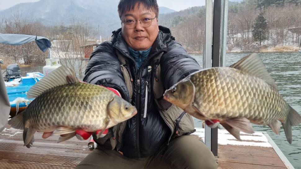 솔낚시터 크리스마스 사짜 등장이요 (조황조행기 - 충주호조황속보)