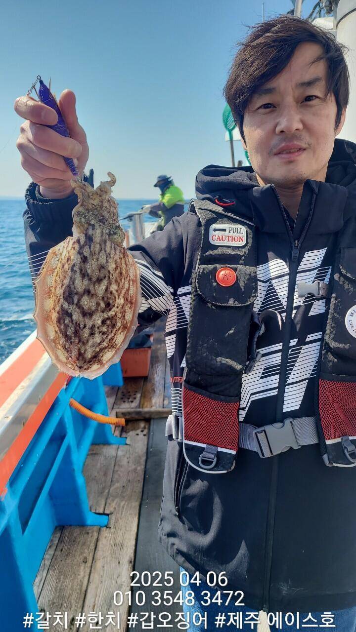 제주에이스호4월6일심해갑오징어조황입니다010 35483472010 3860 3472977톤22인승16석운영 (조황조행기 - 바다선상조황)