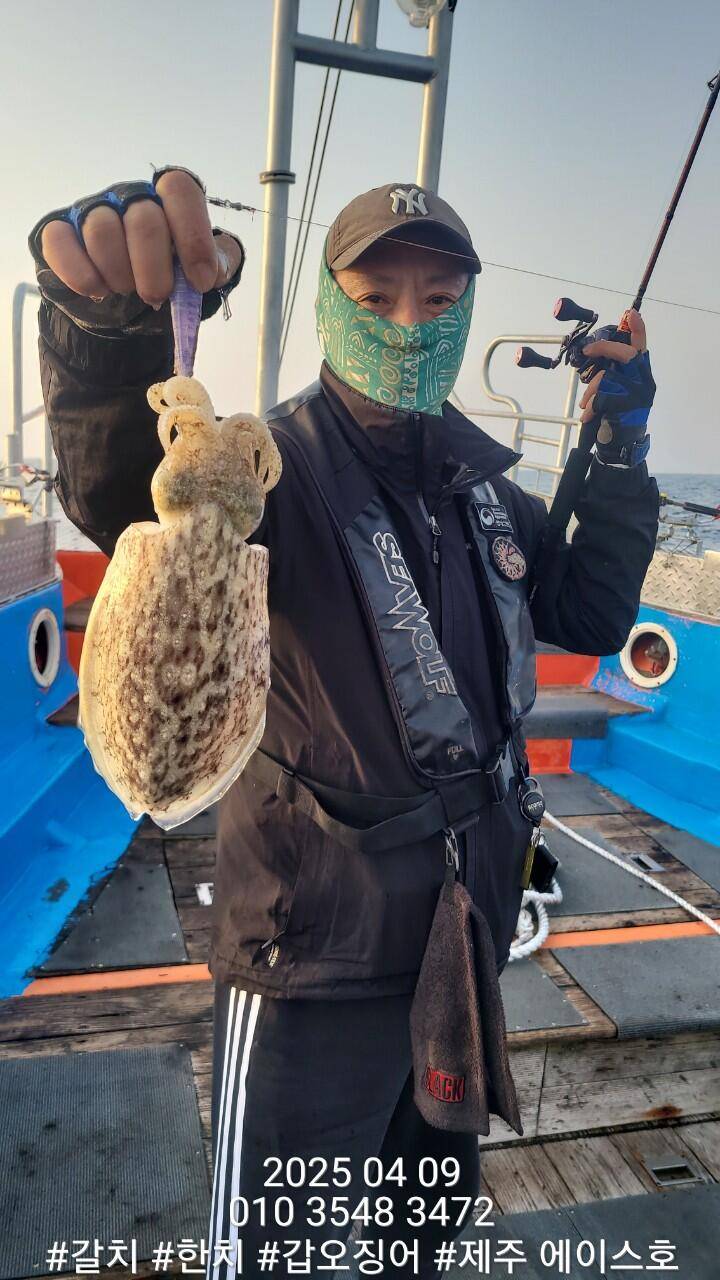 제주에이스호4월9일심해갑오징어조황입니다010 35483472010 3860 3472977톤22인승16석운영 (조황조행기 - 바다선상조황)