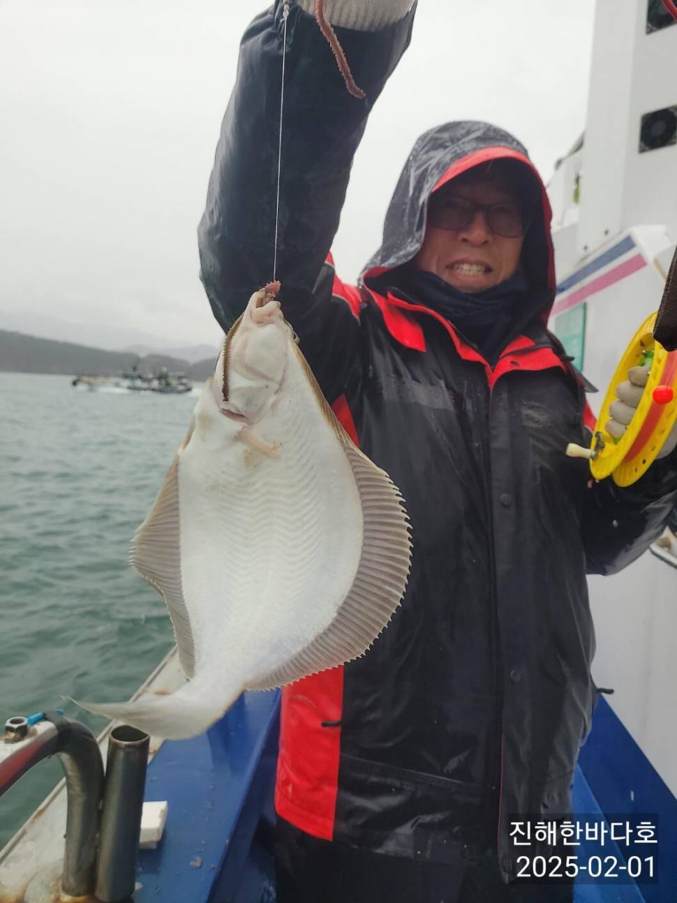 진해도다리낚시 시즌 첫 통통한 도다리의 짜릿한 손맛 보시며 즐겁게 열낚 하고 왔습니다 (조황조행기 - 바다선상조황)