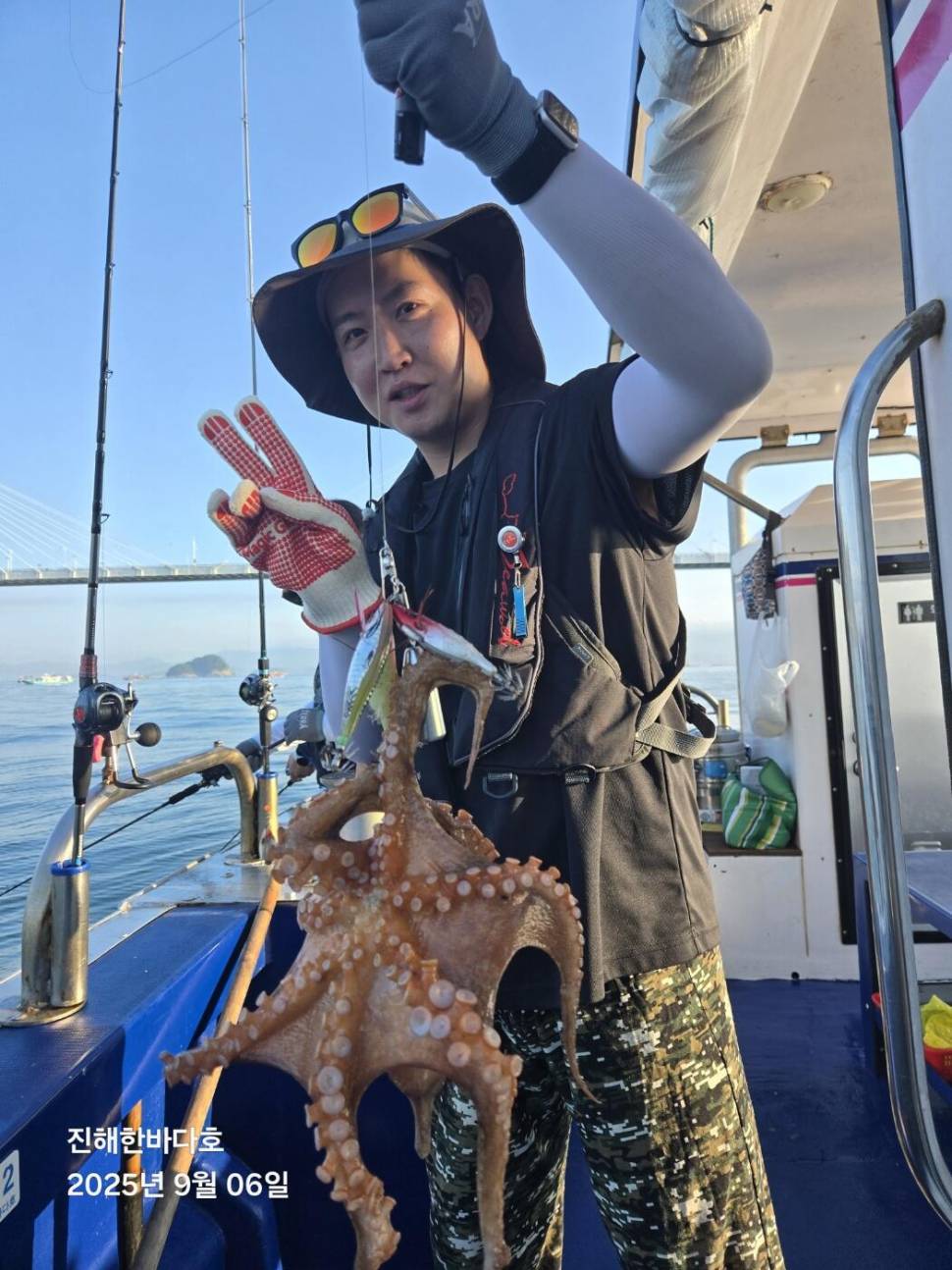 진해문어낚시 오늘도 묵직하게 올라오는 돌문어 초보조우님들께서도 찐한 손맛보시며 즐기고 왔습니다0 (조황조행기 - 바다선상조황)