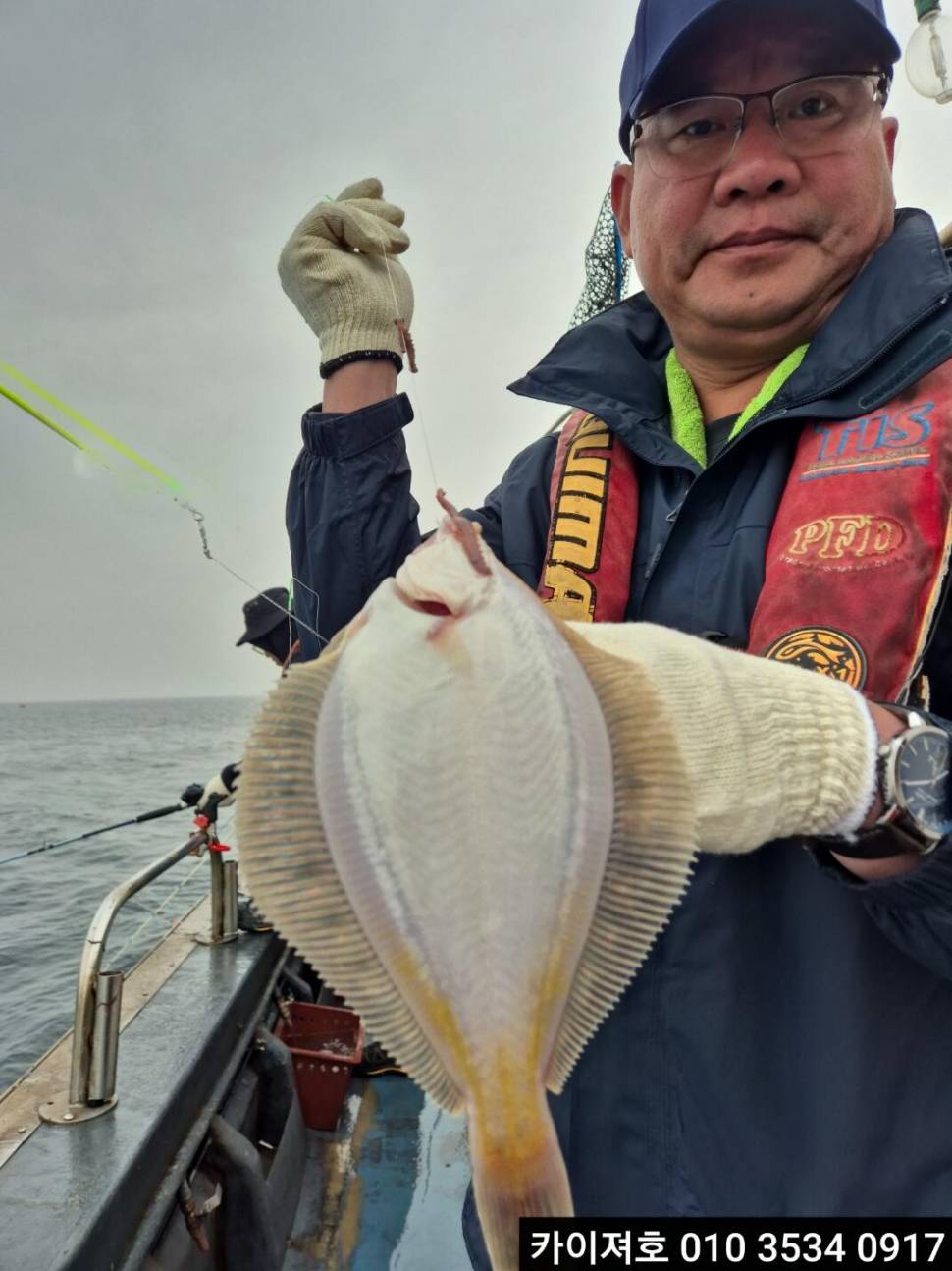 안녕하세요 카이져호 입니다 어제 내려졌든 풍랑주의보는 오늘 오전07시로 말끔히 해제가 되었구요 바람 조금 파도 조금 있으며 맑은 하늘 표정 입니다 내일 부터는 따뜻하고 좋은 날씨가 쭉 이어지겠어요 도다리참가자미 낚시 하시기도 너무 좋을듯 합니다 절데로 꽝치는 일은 없으니까요 시간 나시는 분들은 편안하게 문의전화 주세요 수요일 여유자리 많아요 ♥ (조황조행기 - 바다선상조황)
