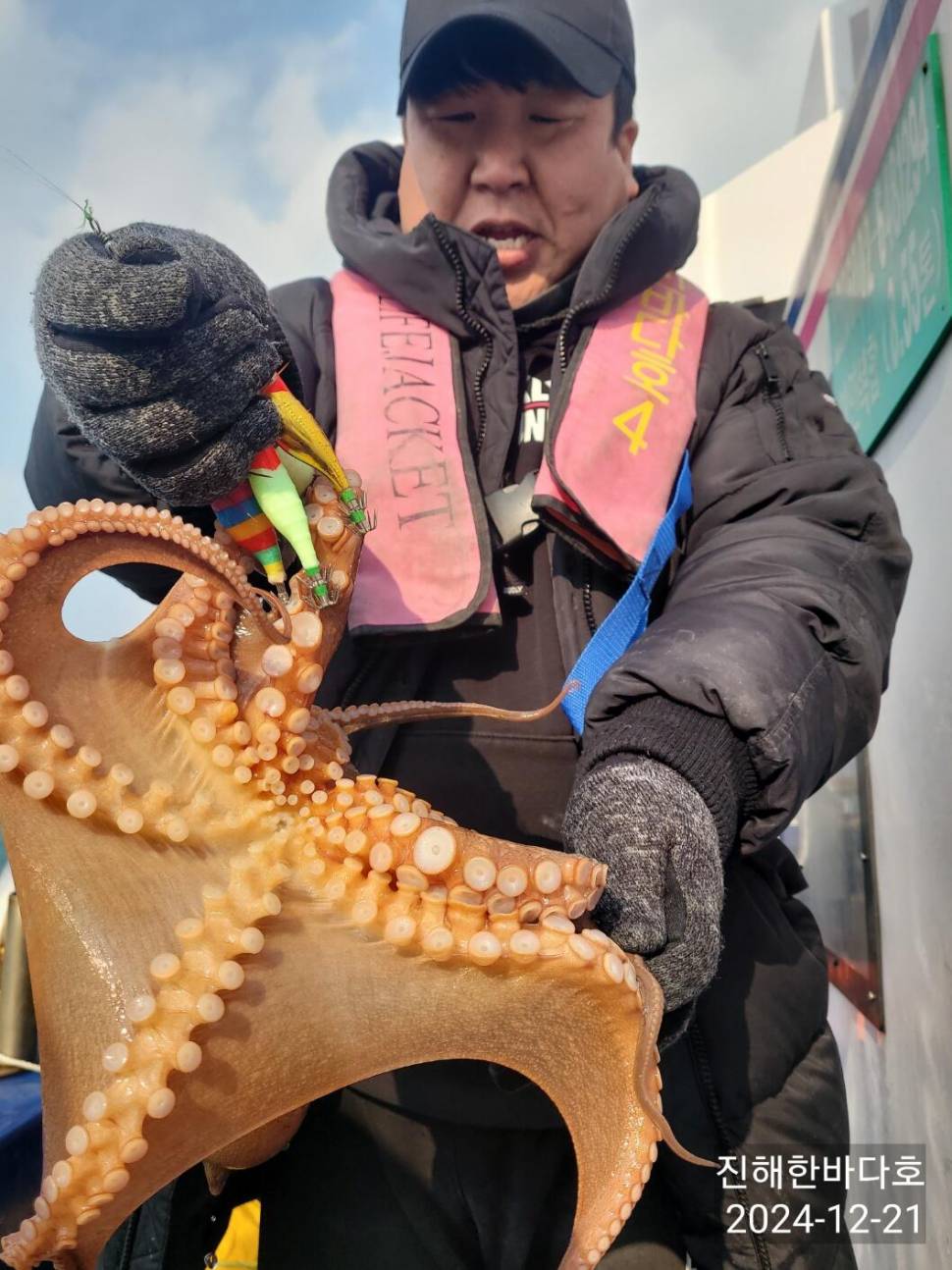진해문어낚시 오늘도 묵직하게 올라오는 돌문어 찐한 손맛보시며 열낚 즐낚하고왔습니다0 (조황조행기 - 바다선상조황)