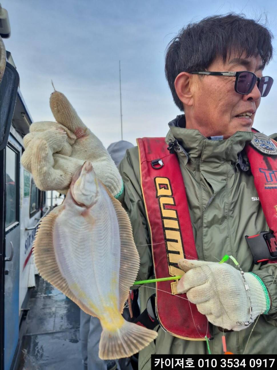 안녕하세요 카이져호 입니다 어제 내려졌든 풍랑주의보는 오늘 오전07시로 말끔히 해제가 되었구요 바람 조금 파도 조금 있으며 맑은 하늘 표정 입니다 내일 부터는 따뜻하고 좋은 날씨가 쭉 이어지겠어요 도다리참가자미 낚시 하시기도 너무 좋을듯 합니다 절데로 꽝치는 일은 없으니까요 시간 나시는 분들은 편안하게 문의전화 주세요 수요일 여유자리 많아요 ♥ (조황조행기 - 바다선상조황)